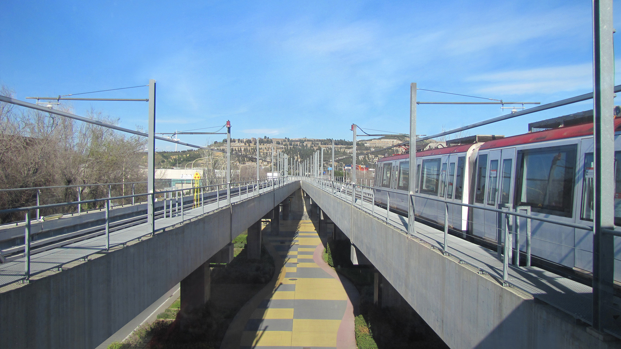 Línea 10 de metro en Barcelona con tres niveles de Bandeja 66