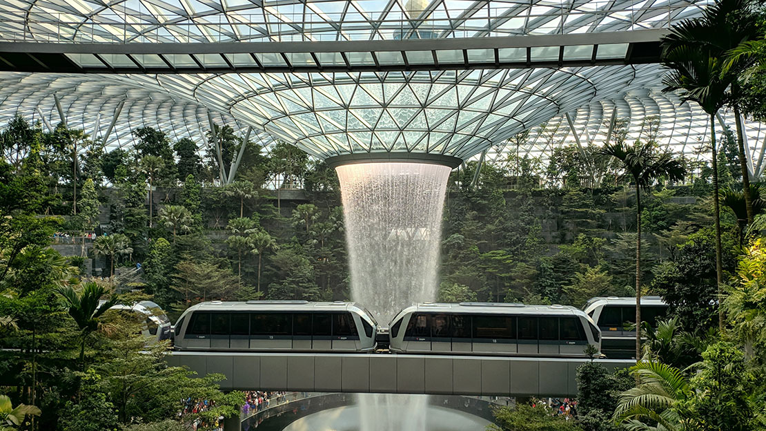 Skytrain en el aeropuerto Jewel Changi, Singapur