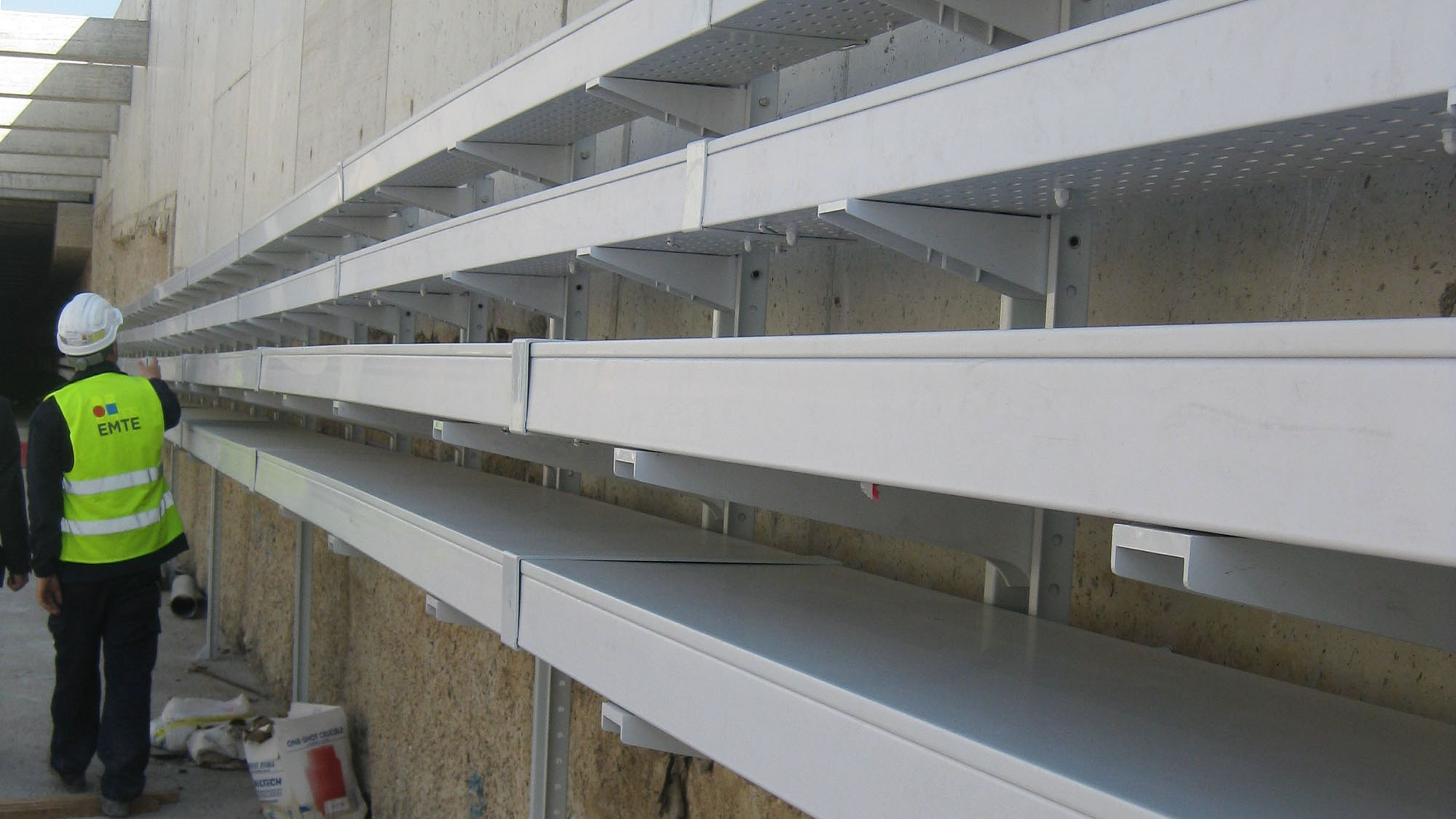 Installation of three levels of Cable Tray 66 Unex on the Barcelona metro line