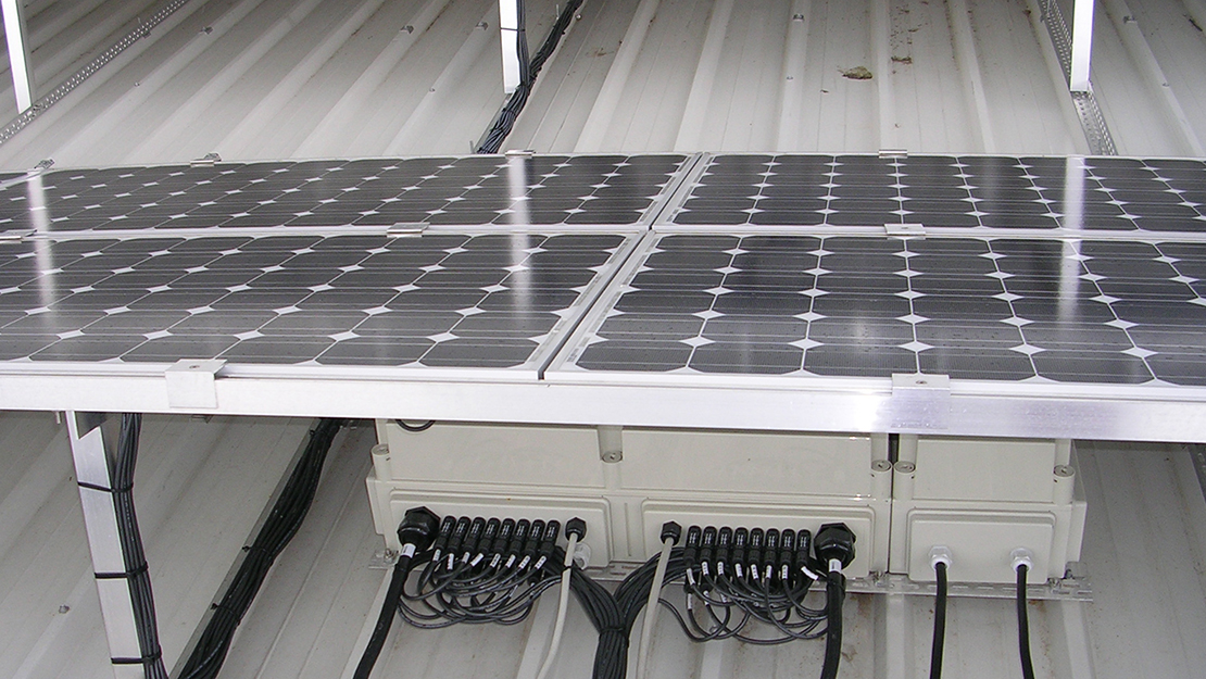 Instalación fotovoltaica con bridas 22 negras y 22HD de Unex